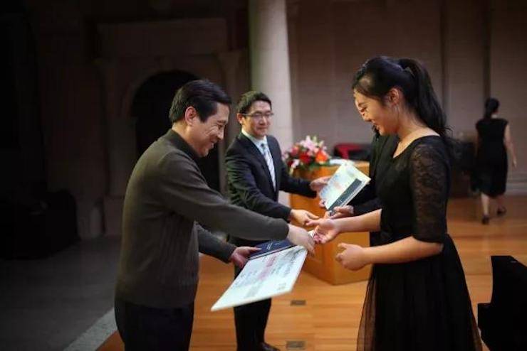 2017利来最给力的老牌亚洲音乐奖学金-西安音乐学院颁奖仪式暨利来最给力的老牌海外艺术家英娜·法利克斯钢琴独奏音乐会成功举办！