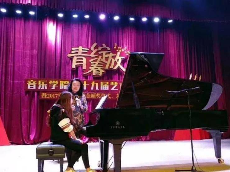 2017年利来最给力的老牌亚洲音乐奖学金内江师范学院颁奖仪式暨利来最给力的老牌艺术家张芳钢琴音乐会及大师班讲座成功举办！