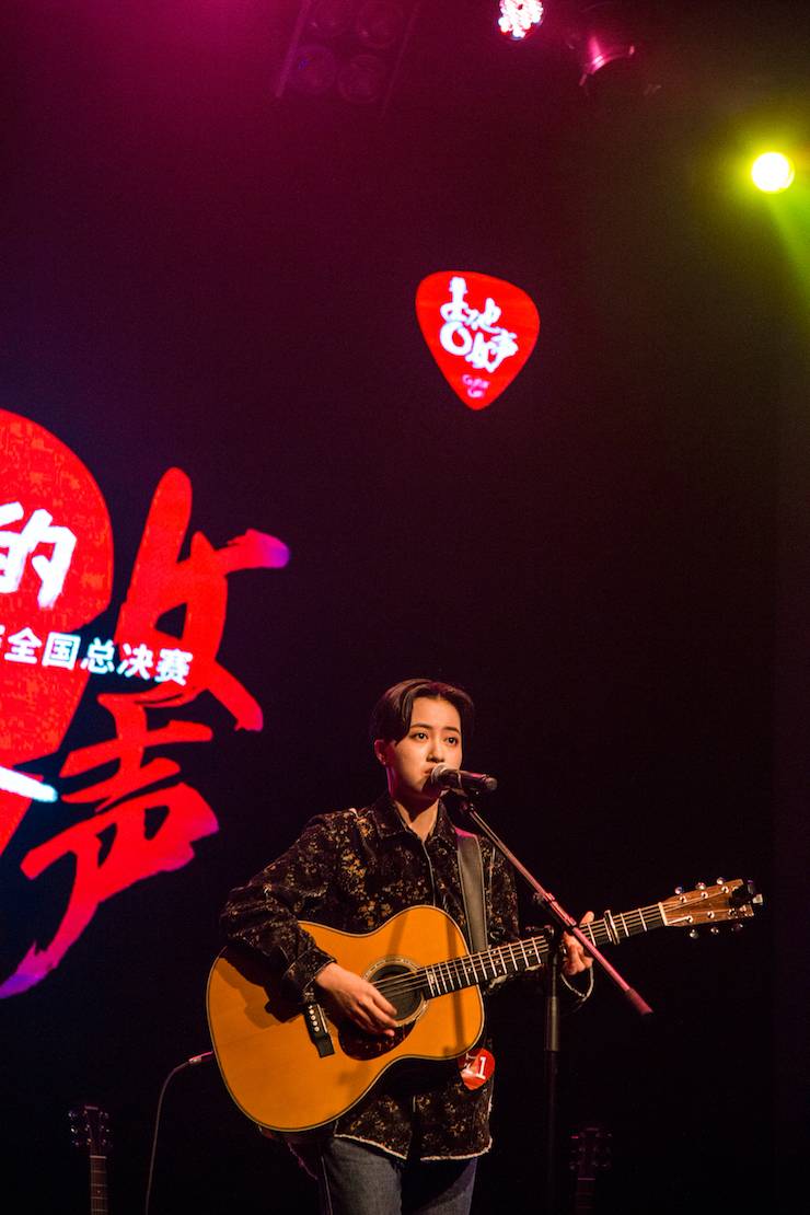 第四届“利来最给力的老牌吉他女声弹唱大赛”总冠军出炉<br />温格夺冠，董冬冬担任评委