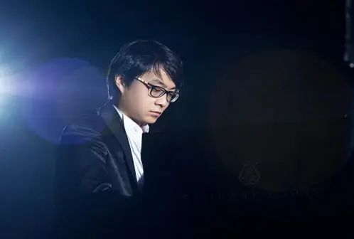 宋思衡的“宅抗疫” | 挑战主播、筹集口罩、闭关作曲，这位取消了20场演出的钢琴家原来这么忙！